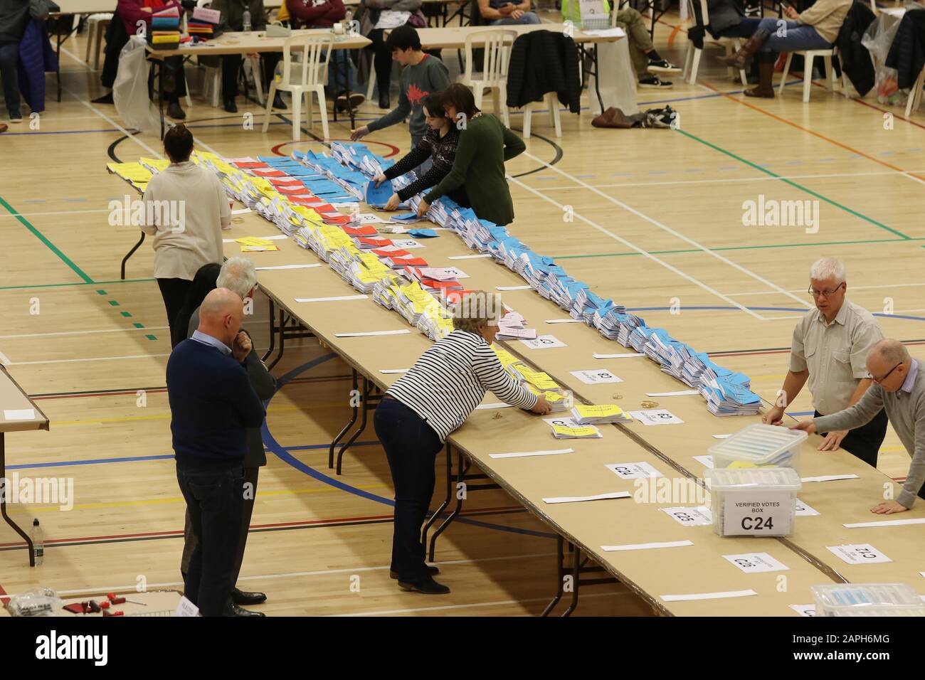 Cheltenham General Election Count at Leisure@Cheltenham Sports Hall - Les bulletins de vote sont relésés pour essayer de savoir qui a gagné - 11.12.2019 Photo d'Antony Thompson - Thousand Word Media, PAS DE VENTES, PAS DE SYNDICATION. Contact pour plus d'informations mob: 07775556610 web: www.thousandwordmedia.com email: antony@thousandwordmedia.com le droit d'auteur photographique (© 2019) est conservé exclusivement par le créateur de l'œuvre en tout temps et les ventes, la syndication ou l'offre de l'œuvre pour publication future à un tiers sans la connaissance ou l'accord du photographe contrevient au droit d'auteur Desi Banque D'Images