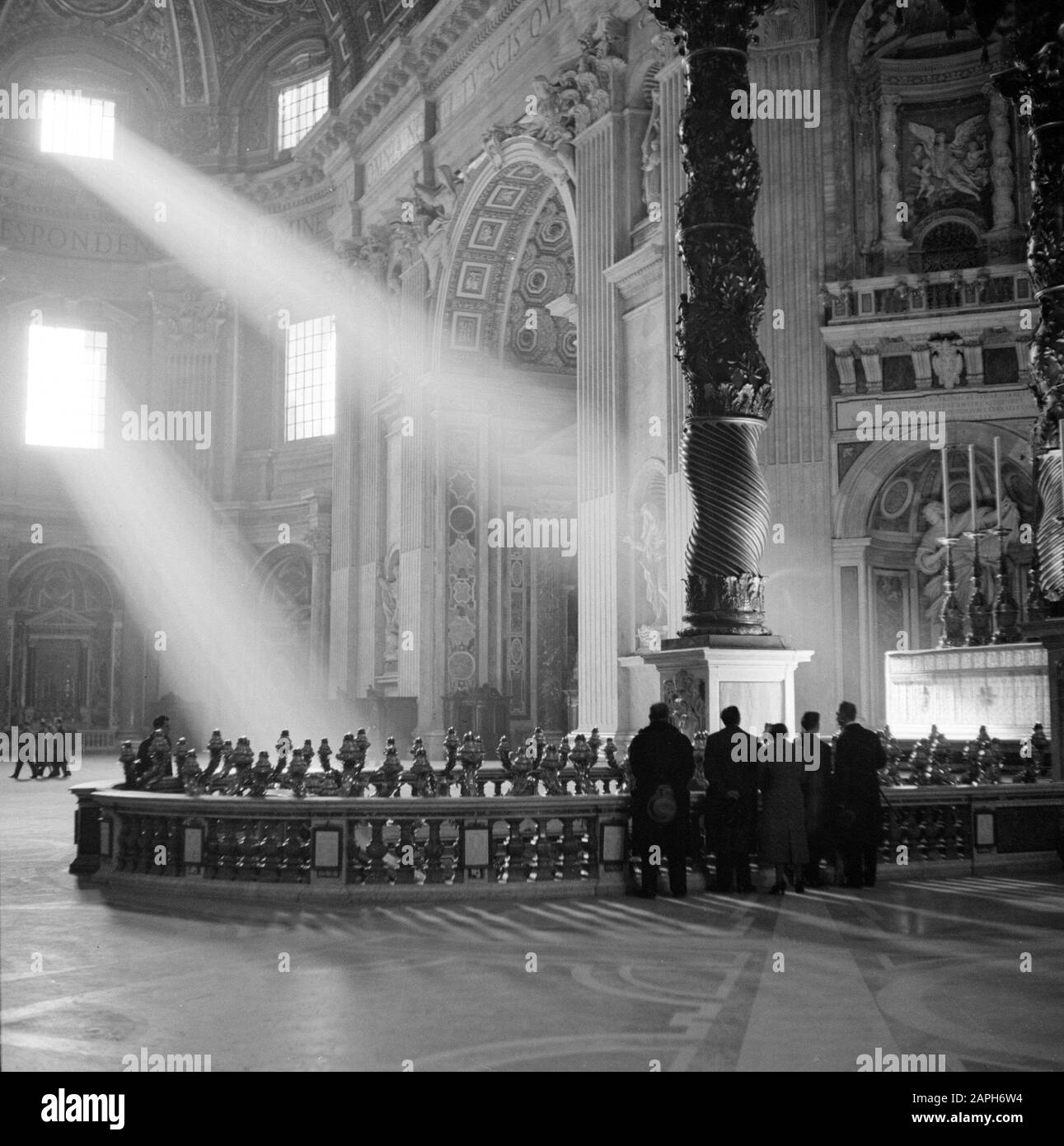 Rome: Visite de la Cité du Vatican Description: L'abside de la basilique Saint-Pierre avec des lampes en bronze à l'avant sur la balustrade de la crytte et le pied du Baldachin de Bernini Date: Décembre 1937 lieu: Italie, Rome, Vatican mots clés: Autels, architecture, baroque, basiliques, bronze, clôtures, intérieur, catholicisme, bâtiments d'église, lampes, piliers, public Nom: Bernini, Gian Lorenzo Nom de l'institution: Saint Pierre, Saint Pierre Banque D'Images