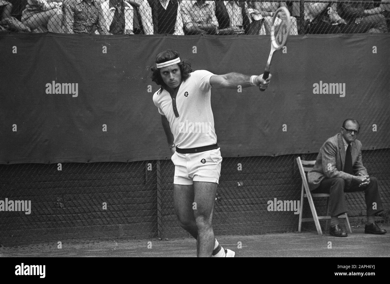 Championnats internationaux de tennis 1975 à la Melkhuisje à Hilversum Description: Les Vilas argentins en action Date: 17 juillet 1975 lieu: Hilversum, Noord-Holland mots clés: Sport, tennis, tournois Nom personnel : Vilas, Guillermo Nom de l'établissement: Milkhuisje,'t Banque D'Images