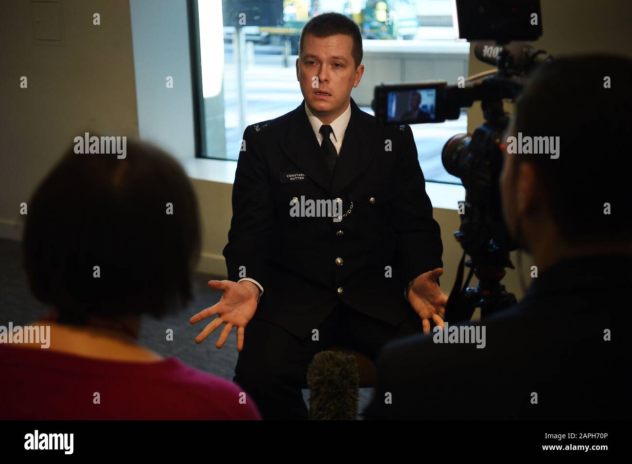 PC Stuart Outten parlant aux médias à New Scotland Yard à Londres. Muhammad Rodwan, 56 ans, a été reconnu coupable à la vieille Bailey de se blesser avec intention mais non coupable de possession d'une arme offensive et de tentative de meurtre pour son attaque contre Pc Outten en août 2019. Banque D'Images