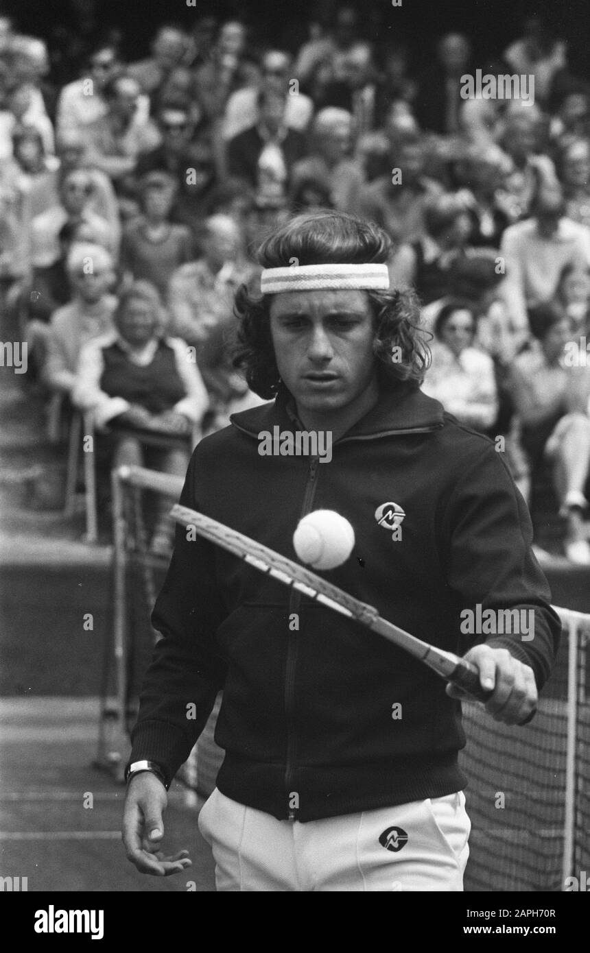 International tennis championnats 1975 à la Milkhuisje à Hilversum Description: L'Argentine Vilas Date: 17 juillet 1975 lieu: Hilversum, Noord-Holland mots clés: Sport, tennis, tournois Nom personnel: Vilas, Guillermo Nom de l'établissement: Melkhuisje,'t Banque D'Images