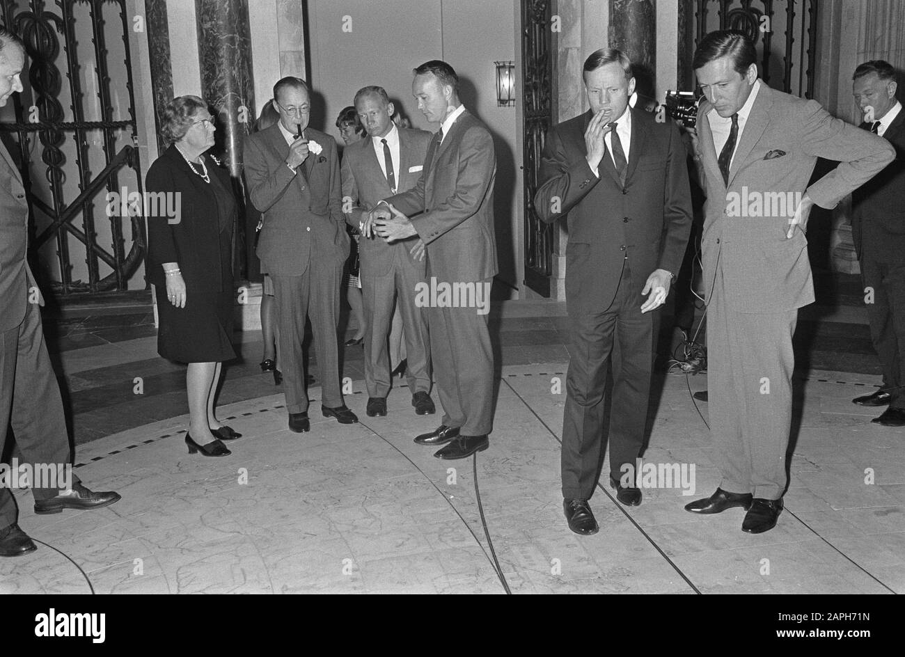 Les astronautes Michael Collins, Edwin 'Buzz' Aldrin et Neil Armstrong et leurs épouses sont reçus au Palais sur la place du Dam. Queen Juliana et Prince Bernhard parlent aux astronautes, à droite est Prince Claus Date: 9 octobre 1969 lieu: Amsterdam, Noord-Holland mots clés: Queens, princes, vaisseaux spatiaux Nom personnel: Bernhard (prince Pays-Bas), Claus (prince Pays-Bas), Juliana (Queen Pays-Bas) Nom de l'établissement: Palace on the Dam Banque D'Images