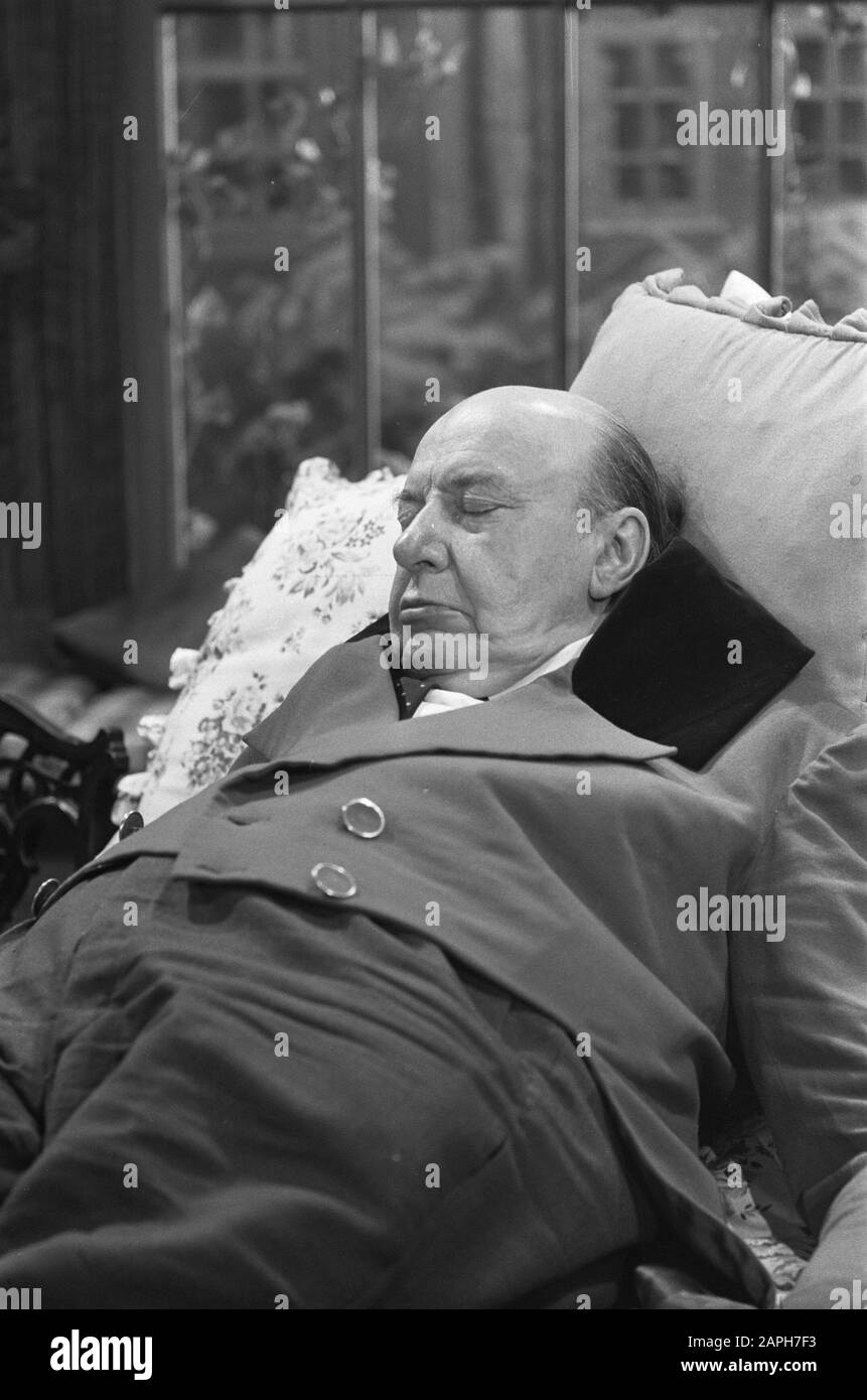 De Baretts van Wimpele Street, TV jeudi prochain, numéro 2 et 3 Albert van Dalsum, numéro 4 Ellen Bird Albert van Dalsum Date : 14 novembre 1962 Nom personnel : Dalsum, Albert van, Bird, Ellen Banque D'Images