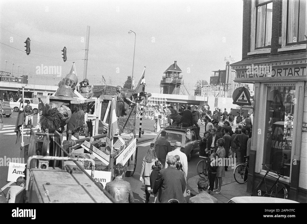 Le groupe de sculptures David, Goliath et squire avec camion transféré de Waaggebouw au Musée historique de Kalverstraat A'dam Date: 20 septembre 1969 lieu: Amsterdam, Noord-Holland mots clés: Images, musées, camions Nom de l'institution: Burgerorphanage Banque D'Images