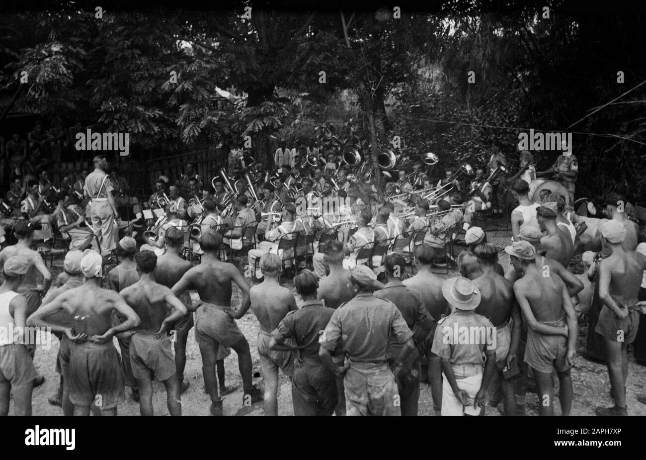 [Les concerts de la chapelle Bernhard pour les troupes néerlandaises quelque part sur un avant-poste] Annotation: [HELS 676?] La chapelle est arrivée 26 février à Surabaya et a quitté 28 mars pour Bali Date: Mars 1947 lieu: Indonésie, Antilles néerlandaises de l'est Banque D'Images