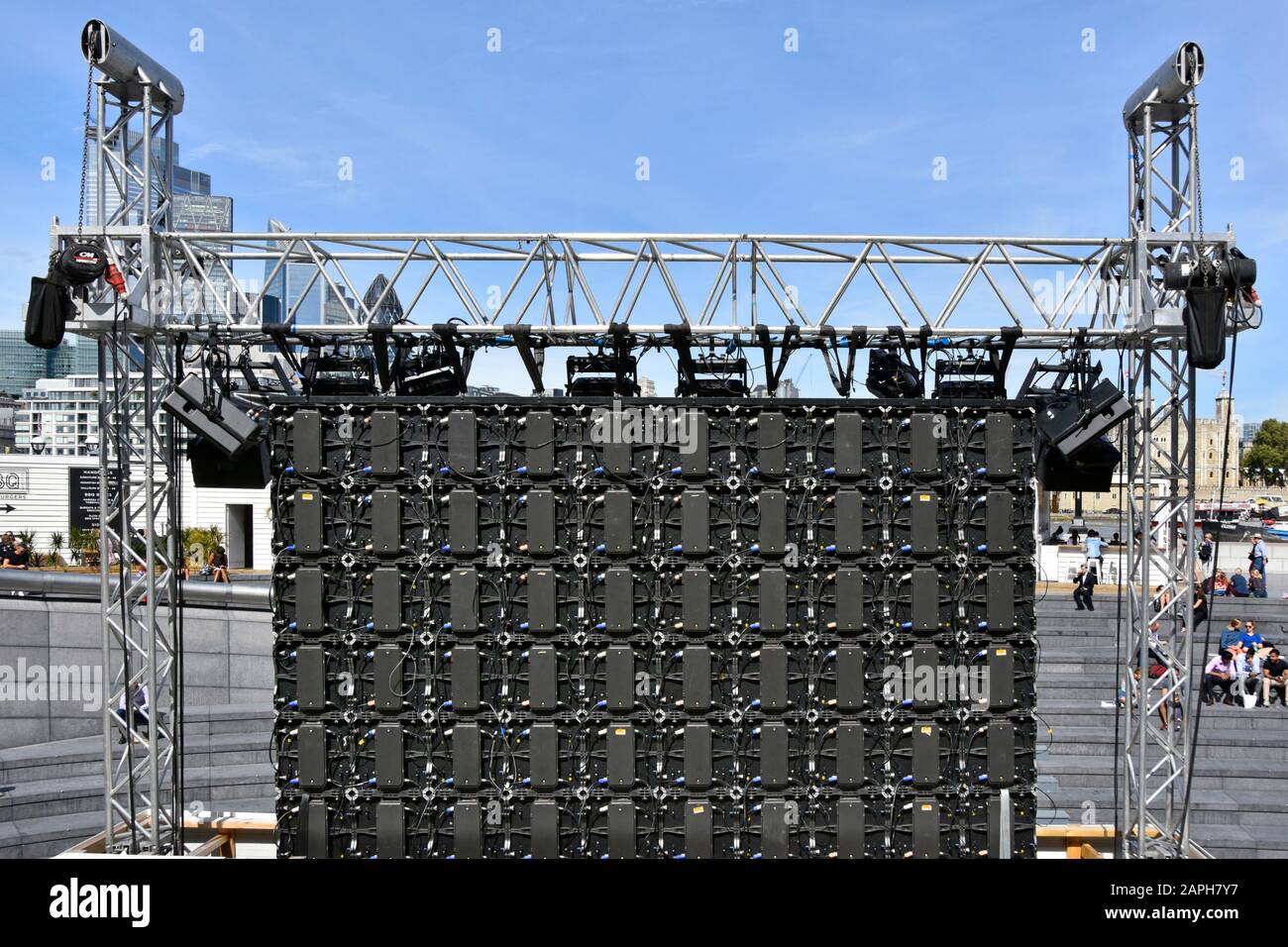 Arrière des panneaux modulaires de télévision électronique et des connexions par câble à l'arrière du grand divertissement public sur écran de télévision extérieur The Scoop Southwark Londres UK Banque D'Images