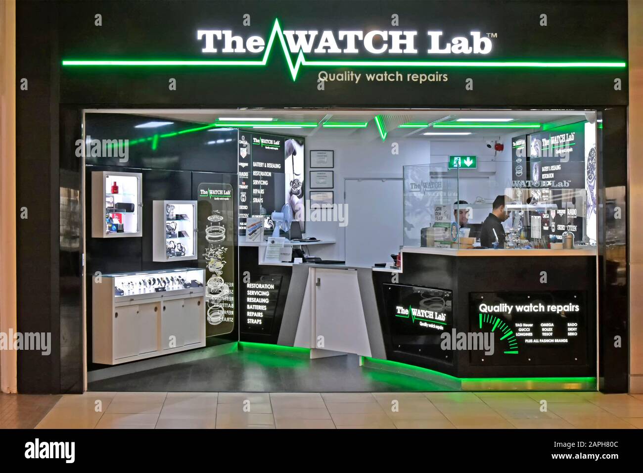 Open plan Watch Lab Shop front pour l'entreprise exploitant des activités de réparation et de vente au détail dans le centre commercial Intu Lakeside à Thurrock Essex Angleterre Royaume-Uni Banque D'Images