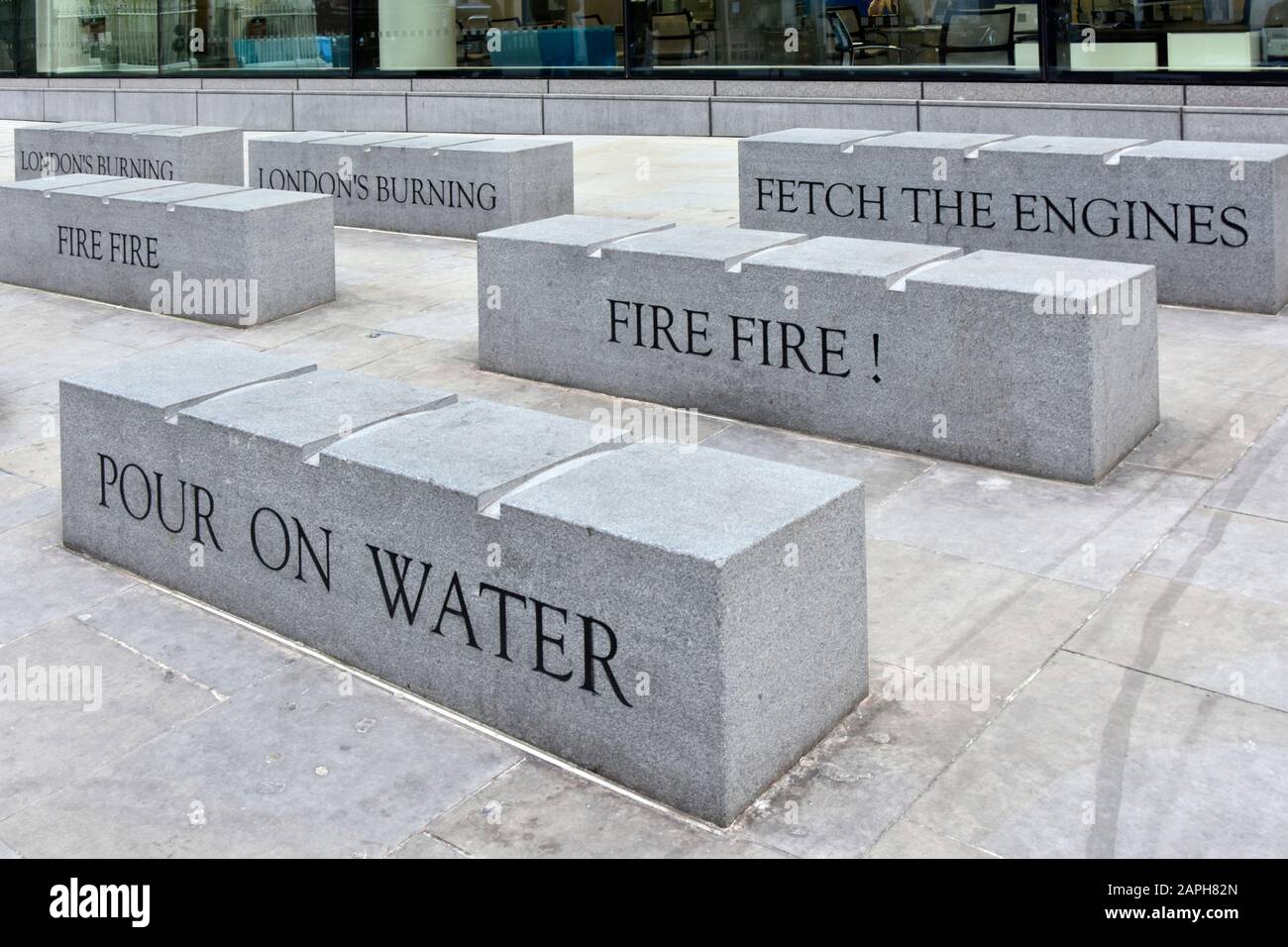 Grandes banquettes en granit en pierre et citations gravées de la populaire Childs poème sur le Grand incendie de Londres situé à côté du Monument Colonne Londres Royaume-Uni Banque D'Images