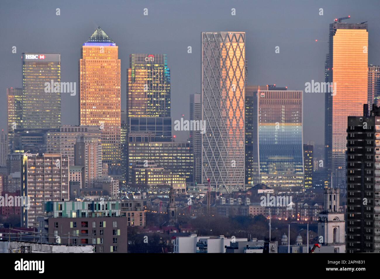 Les gratte-ciel de Canary Wharf à la lumière du soleil s'illuminent sur des bâtiments de gratte-ciel avec la tour résidentielle de diamants de Terre-Neuve est de Londres Royaume-Uni Banque D'Images