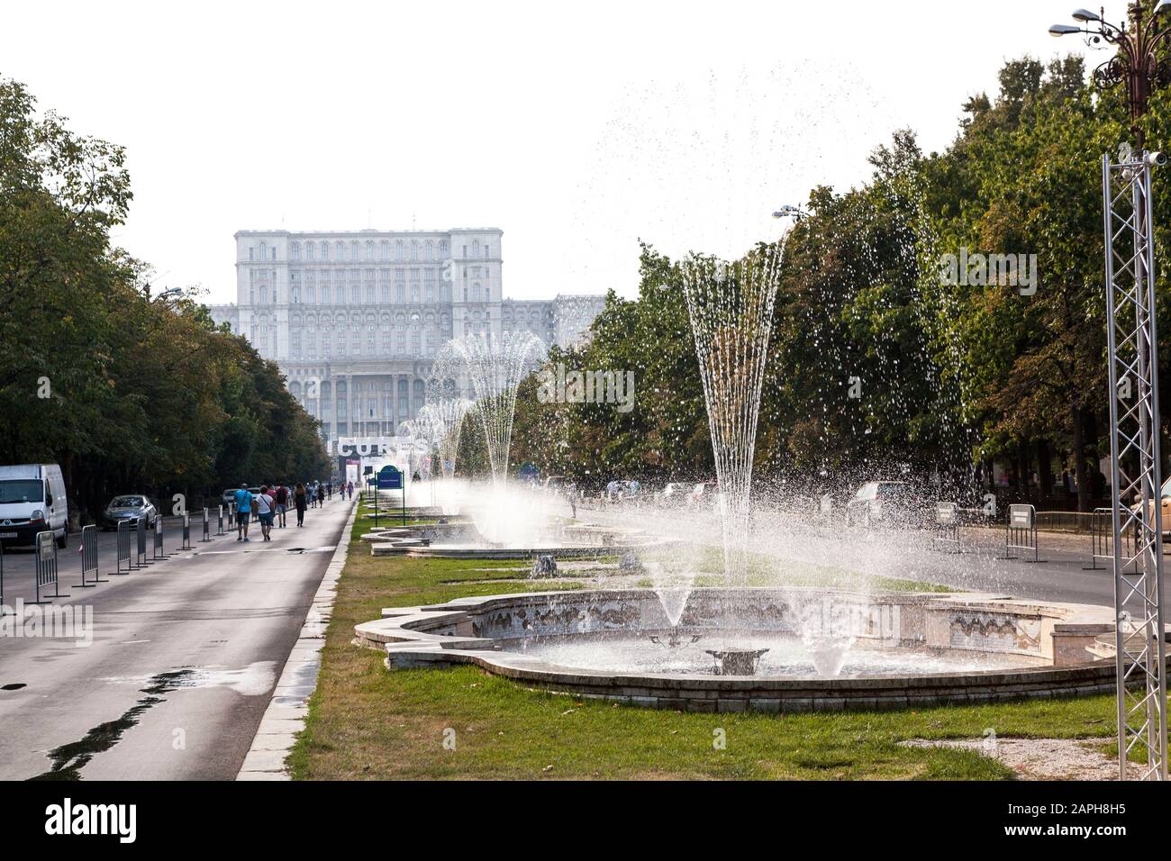 Fontaines à Bulevardul Unirii à Bucarest et le bâtiment du Parlement Du Palais Du Peuple Banque D'Images