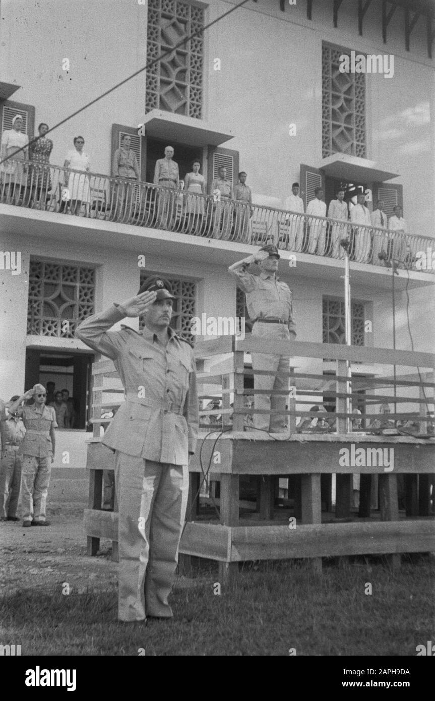 Célébrations à Padang en raison du séjour d'un an de la Brigade U dans le centre de Sumatra Description: Le commandant, le Colonel J.W. Sluyter, prend un défilé. L'hymne national est joué Date : 28 novembre 1948 lieu : Indonésie, Antilles orientales néerlandaises, Padang, Sumatra Banque D'Images