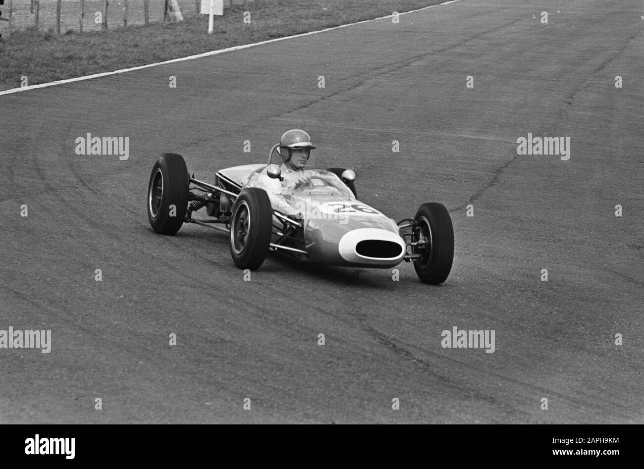 La voiture de course DAF tenue au circuit de Zolder (Belgique), Rob Locksmith en action avec le DAF Date: 9 mai 1965 lieu: Belgique mots clés: DOAP, circuits, voitures de course Nom personnel: Locksmith, Rob Nom de l'institution: DAF Banque D'Images