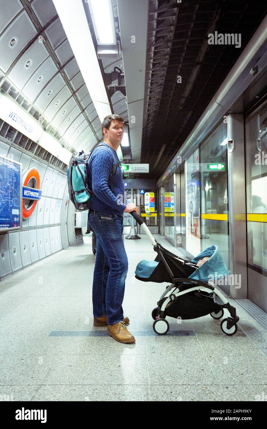 Un voyage en famille dans le métro avec leur poussette Baby Zen YOYO. Banque D'Images