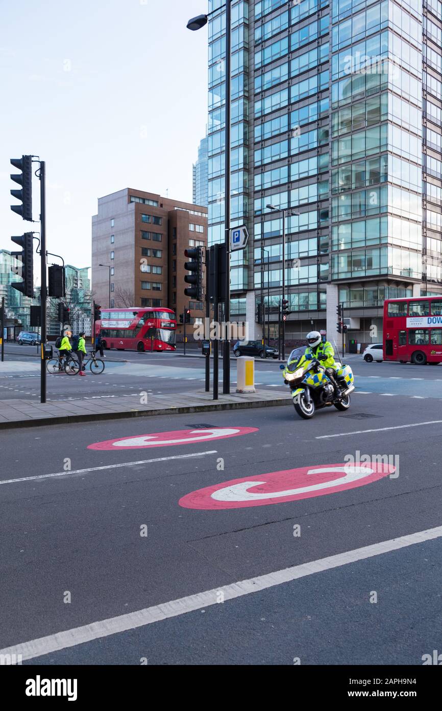 Signalisation des Frais de congestion sur Millbank Banque D'Images