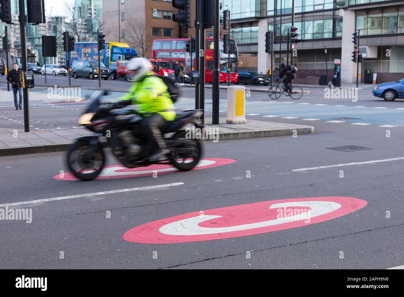 Signalisation des Frais de congestion sur Millbank Banque D'Images
