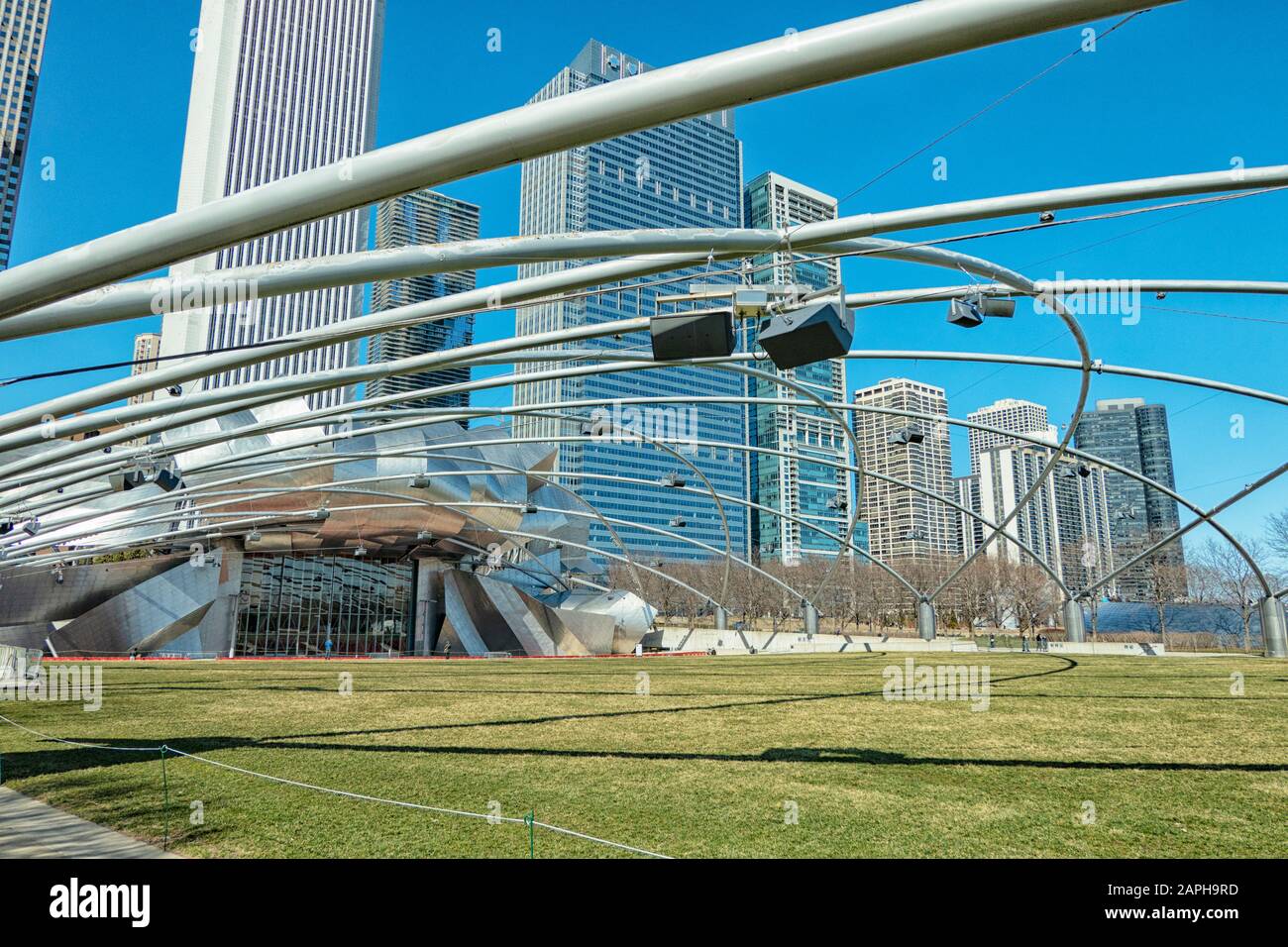 Jay Pritzker Pavillion par l'architecte Frank Gehry dans le Millennium Park, Chicago, Illinois, États-Unis. Banque D'Images