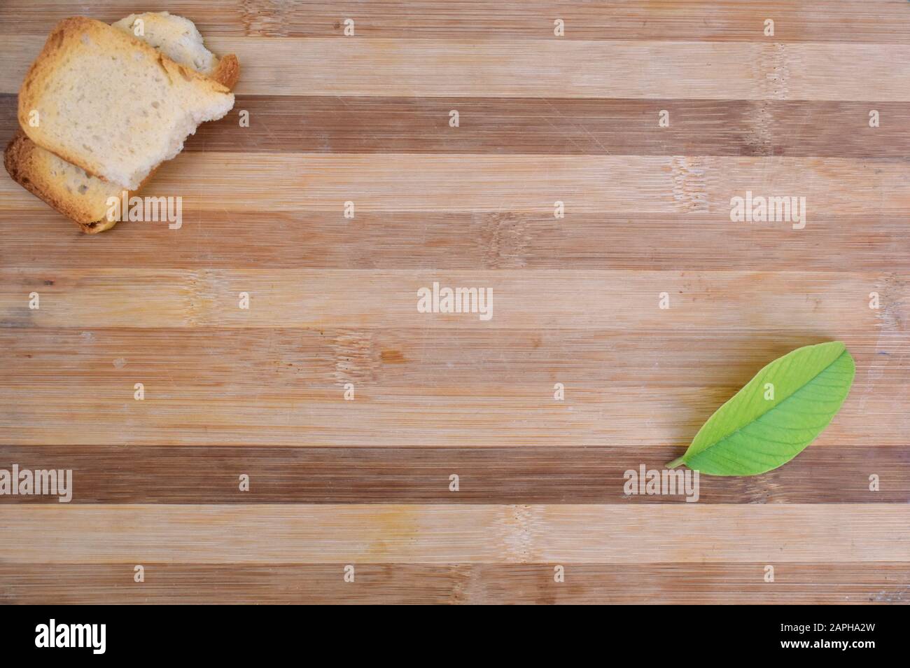 Belle photo d'une planche à découper avec des fruits et des feuilles Banque D'Images