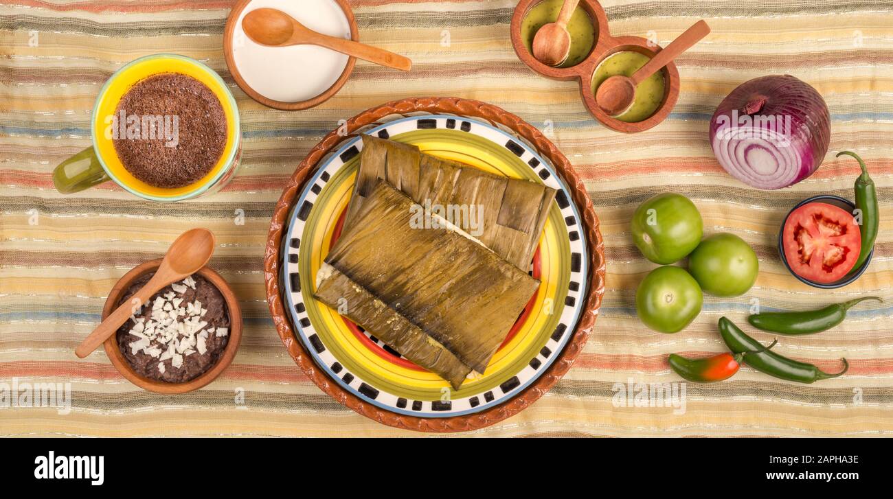 Tamales Oaxaqueños, plat mexicain fabriqué avec de la pâte de maïs, du poulet ou du porc et du piment, enveloppé dans des feuilles de banane. Banque D'Images