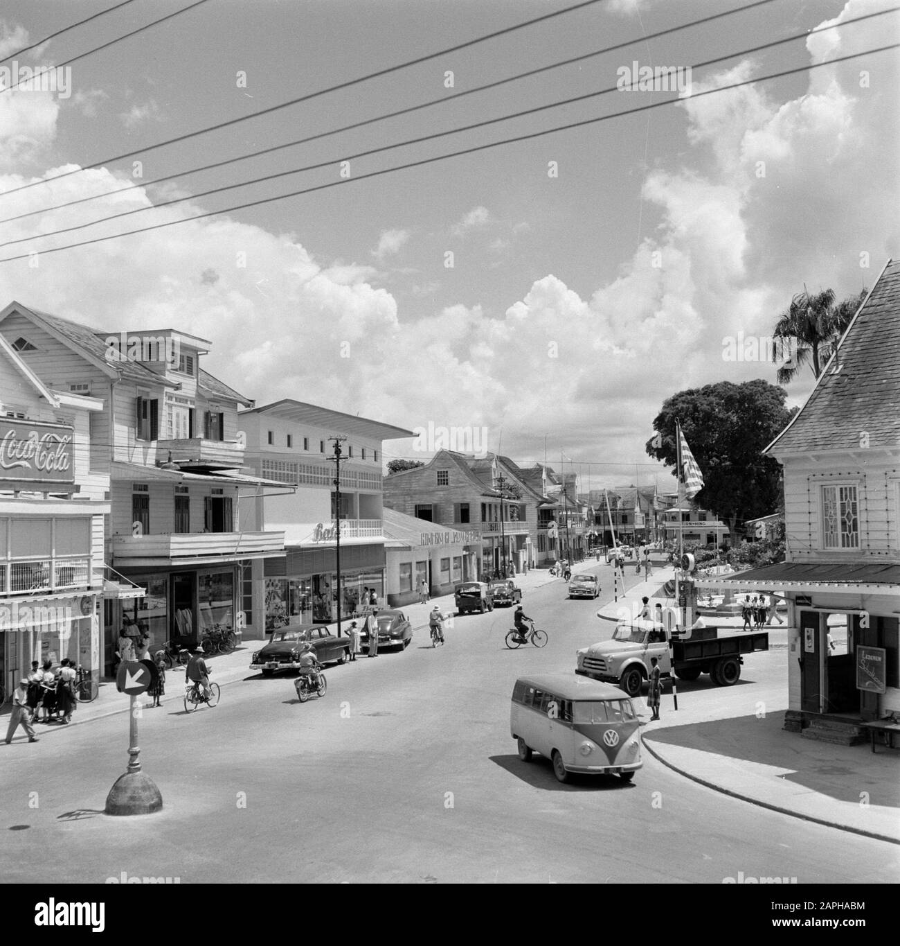 Antilles néerlandaises et Suriname au moment de la visite royale de la Reine Juliana et du Prince Bernhard en 1955 Description: Domineestraat dans le district d'Spanhoek à Paramaribo avec un magasin de chaussures Bata. Left a Coca-Cola Billboard Date: 1 octobre 1955 lieu: Paramaribo, Suriname mots clés: Voitures, publicité, images de rue, boutiques Nom personnel: Bata, spanhoek Banque D'Images