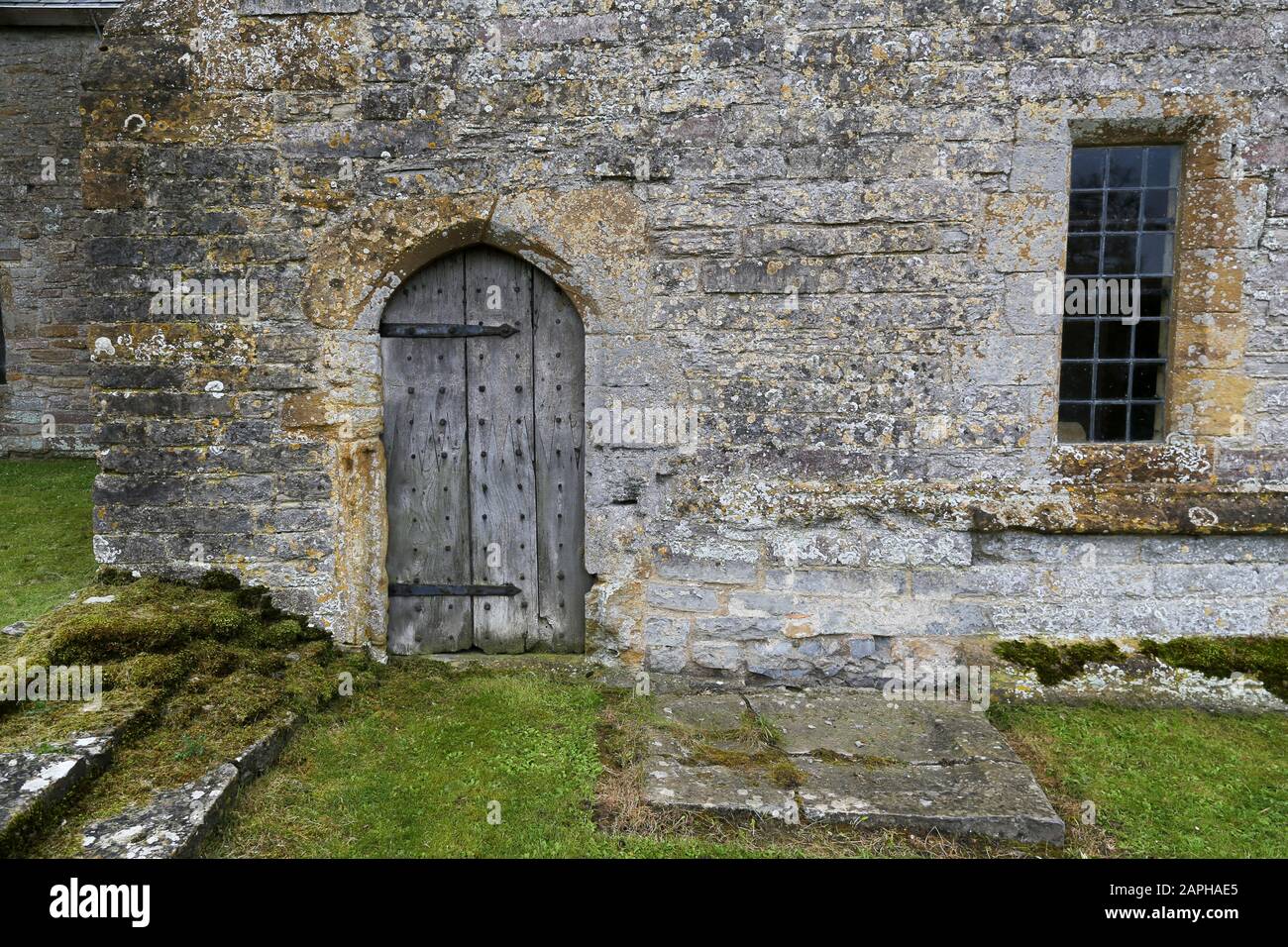 Détail de l'ancienne porte en bois dans un ancien bâtiment médiéval en pierre à Devon, Angleterre, Royaume-Uni Banque D'Images