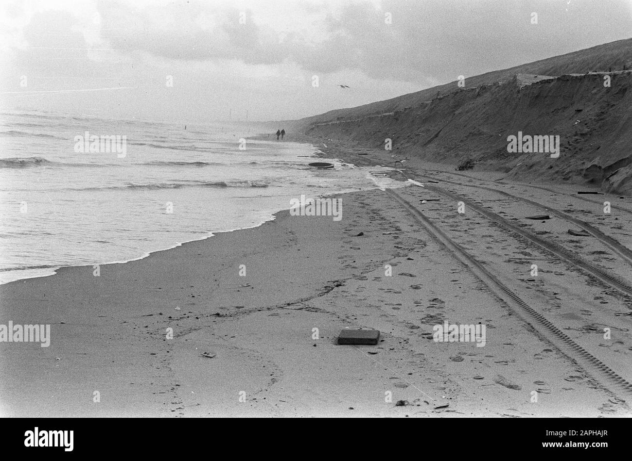 Le pavillon de plage Parnassia près de Bloementaal est menacé d'effondrement Description: La sortie de dune vue de la plage Date: 17 décembre 1973 lieu: Bloementaal, Noord-Holland mots clés: Dunes , plages Banque D'Images