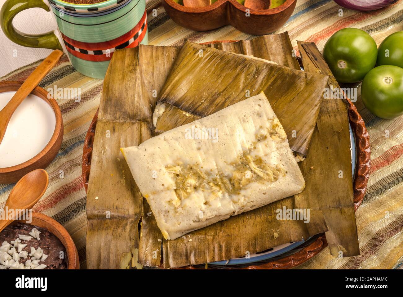 Tamales Oaxaqueños, plat mexicain fabriqué avec de la pâte de maïs, du poulet ou du porc et du piment, enveloppé dans des feuilles de banane. Banque D'Images