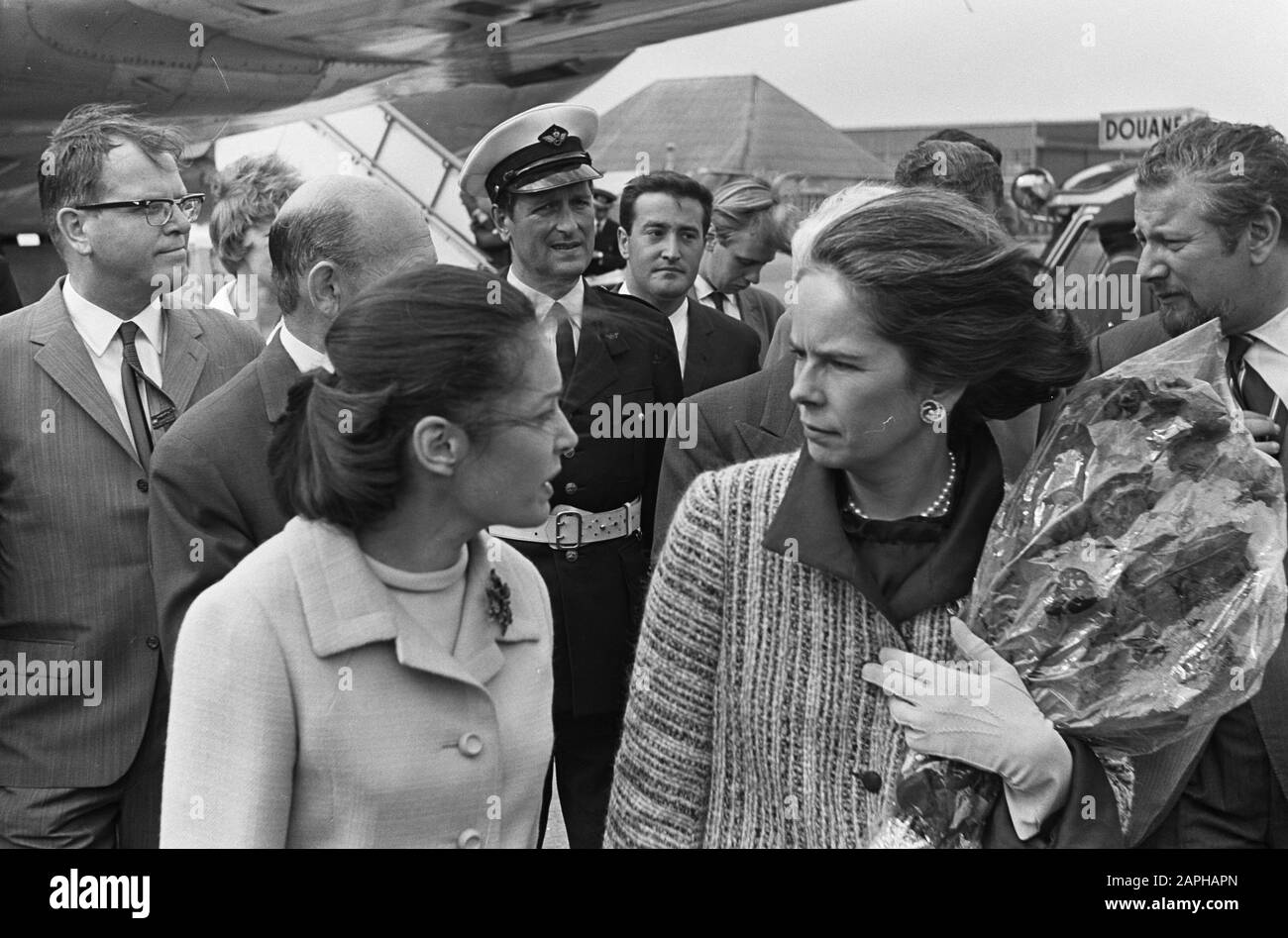 Arrivée des acteurs Charlie Chaplin et Peter Ustinov et leurs épouses à Schiphol Description: La femme de Peter Ustinov (à gauche) et Oona O'Neill Date: 23 juin 1965 lieu: Noord-Holland, mots clés: Arrivées, épouses Nom personnel: Neill, Oona Schiphol O' Banque D'Images