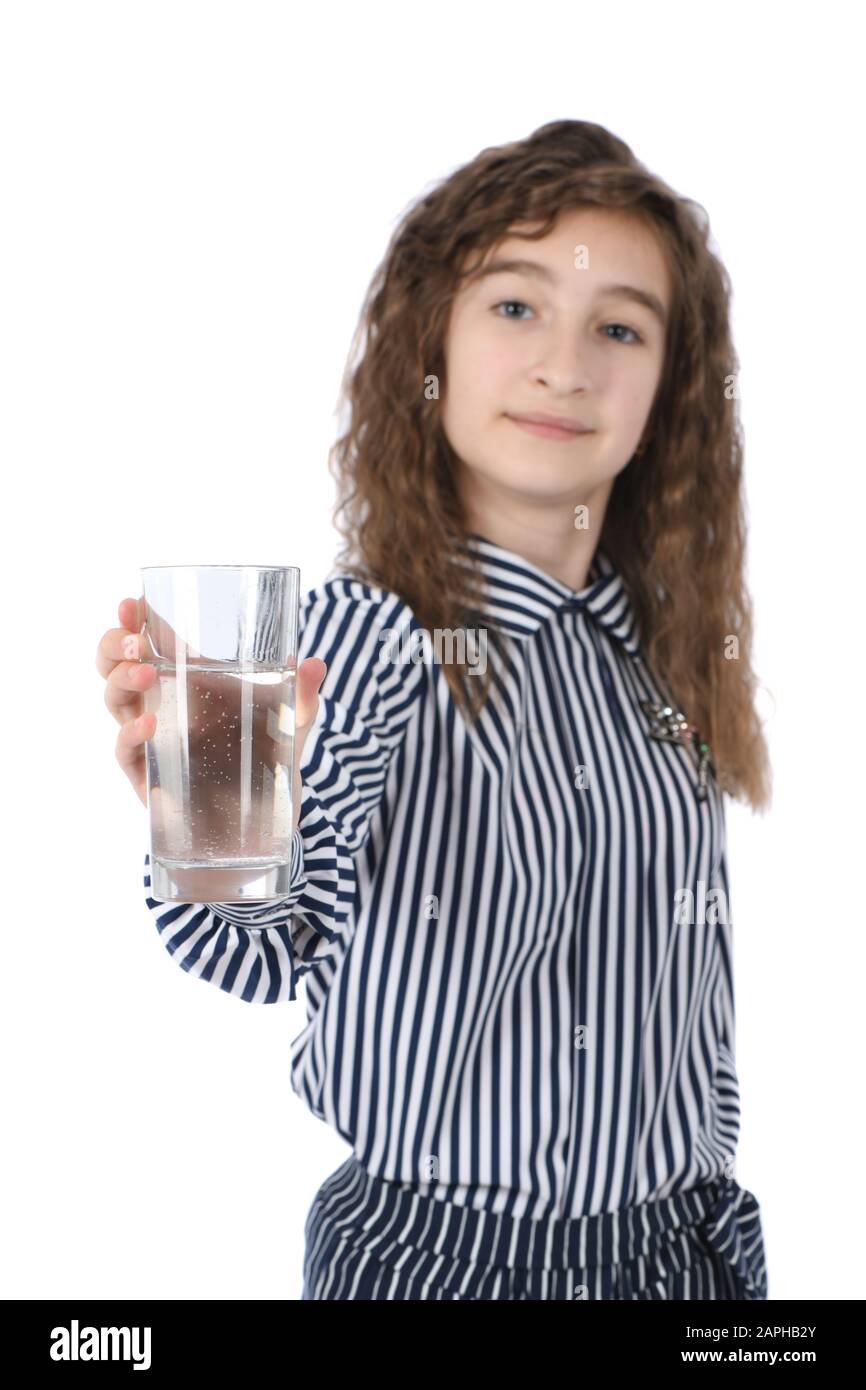 Belle jeune fille tenant un verre d'eau minérale propre dans sa main isolé sur blanc. Photo haute résolution. La profondeur de champ. Banque D'Images