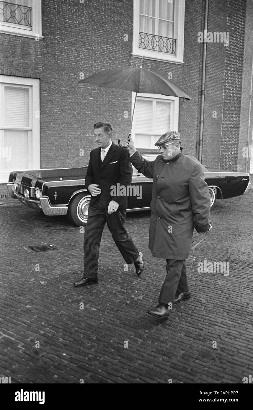 Crise du Cabinet 1966: La nuit de Schmelzer Description: Le président du parti Boerenpartij M. H. Koekoek quitte Palace Huis ten Bosch sous un grand parapluie Date: 17 octobre 1966 lieu: La Haye, Zuid-Holland mots clés: Arrivée et départ, crises du cabinet, palais, parlementaires, nom De La Personne politique: Cuckoek, Hendrik Nom de l'institution: Huis Ten Bosch Banque D'Images