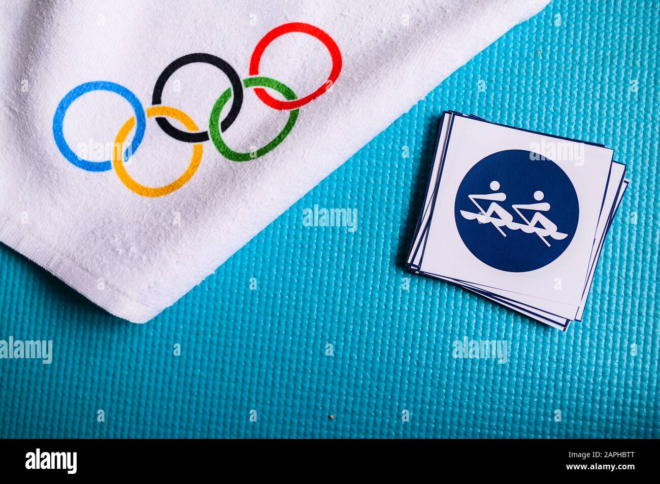 TOKYO, JAPON, JANVIER. 20. 2020: Pictogramme d'aviron et anneaux olympiques. Fond d'écran original pour le jeu olympique Banque D'Images