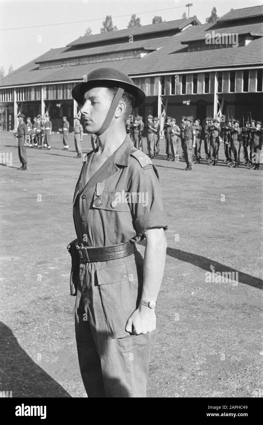 Don Du Lion De Bronze Au Capitaine Marijs Description: Le Capitaine Décoré Marijs Date: Juillet 1947 Lieu: Indonésie, Hollandais East Indies Banque D'Images