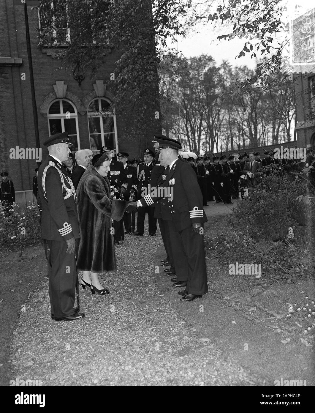 100 ans KIM Den Helder jour de visite Reine Juliana. La Reine est présentée à cinq anciens commandants Date: 15 octobre 1954 lieu: Den Helder, Noord-Holland mots clés: Jubilee, Queen, marine Nom De La Personne: Juliana (Queen Pays-Bas) Banque D'Images