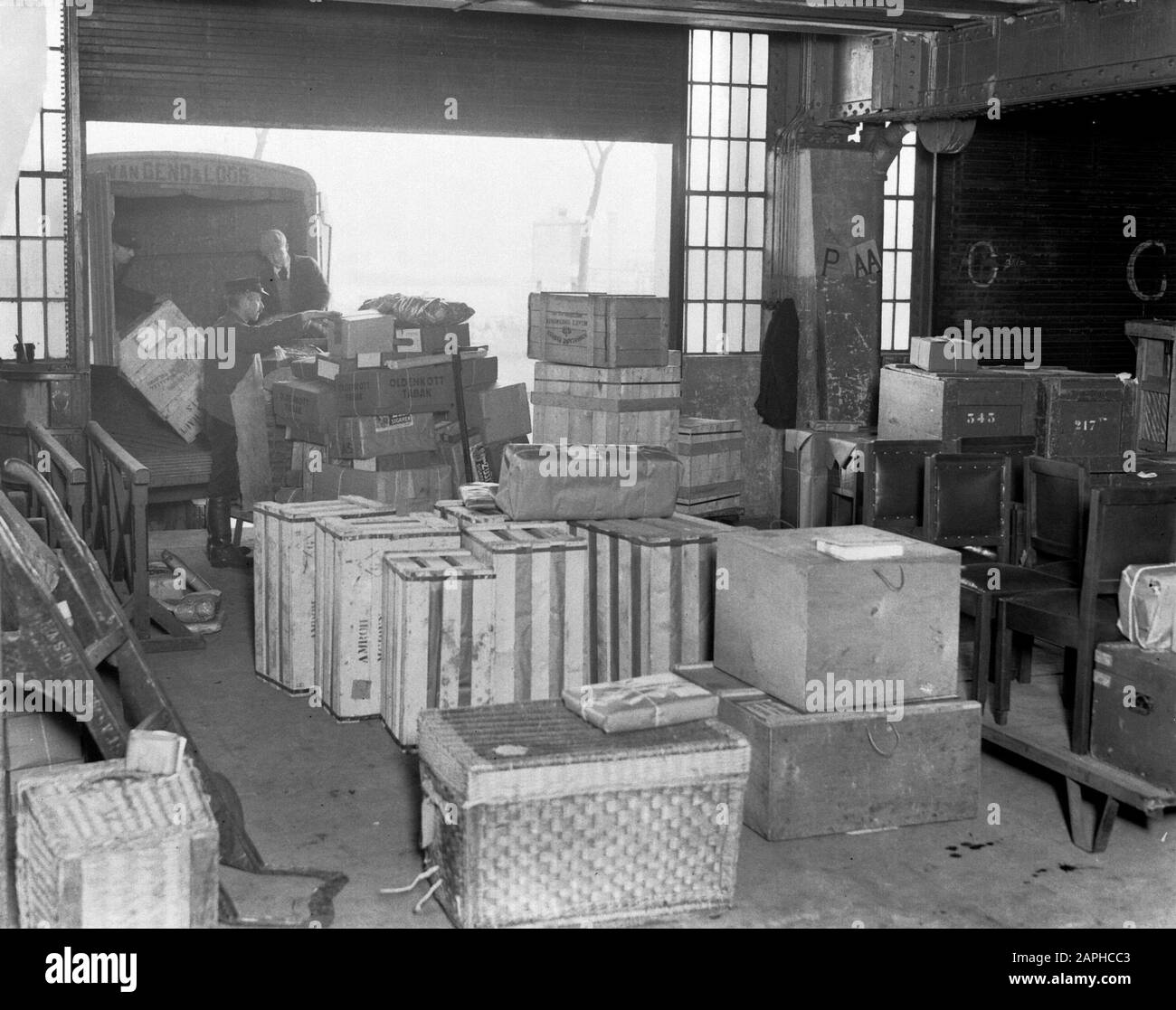 Reportage Nederlandse Spoorwegen Description: Le hangar de marchandises de la gare centrale d'Amsterdam Date: 1933 mots clés: Hangar de marchandises, intérieur, chemins de fer Banque D'Images