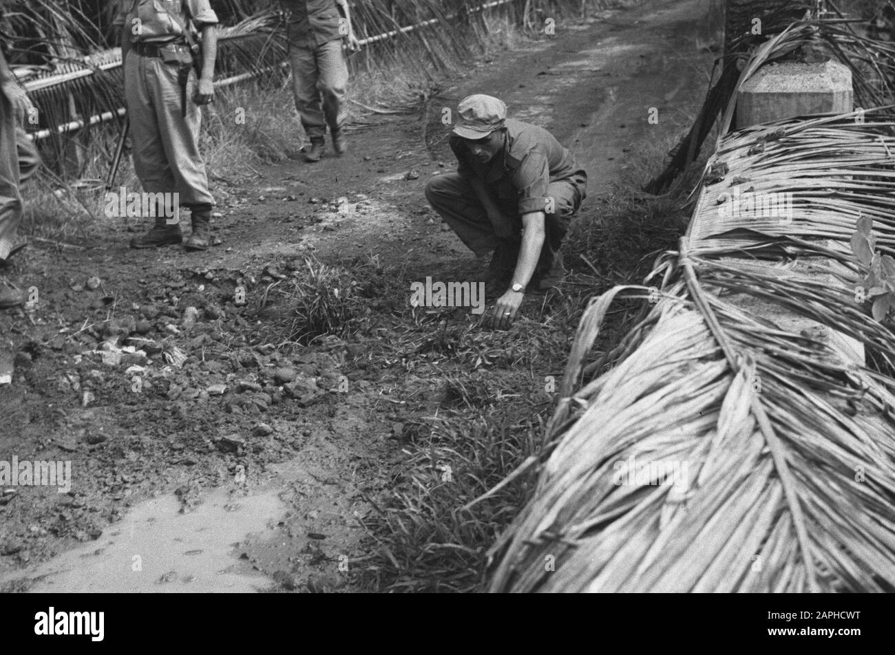 Medan Description: Le sol est étudié pour la présence de mines terrestres Date: 1947 lieu: Indonésie, Antilles néerlandaises de l'est, Sumatra Banque D'Images