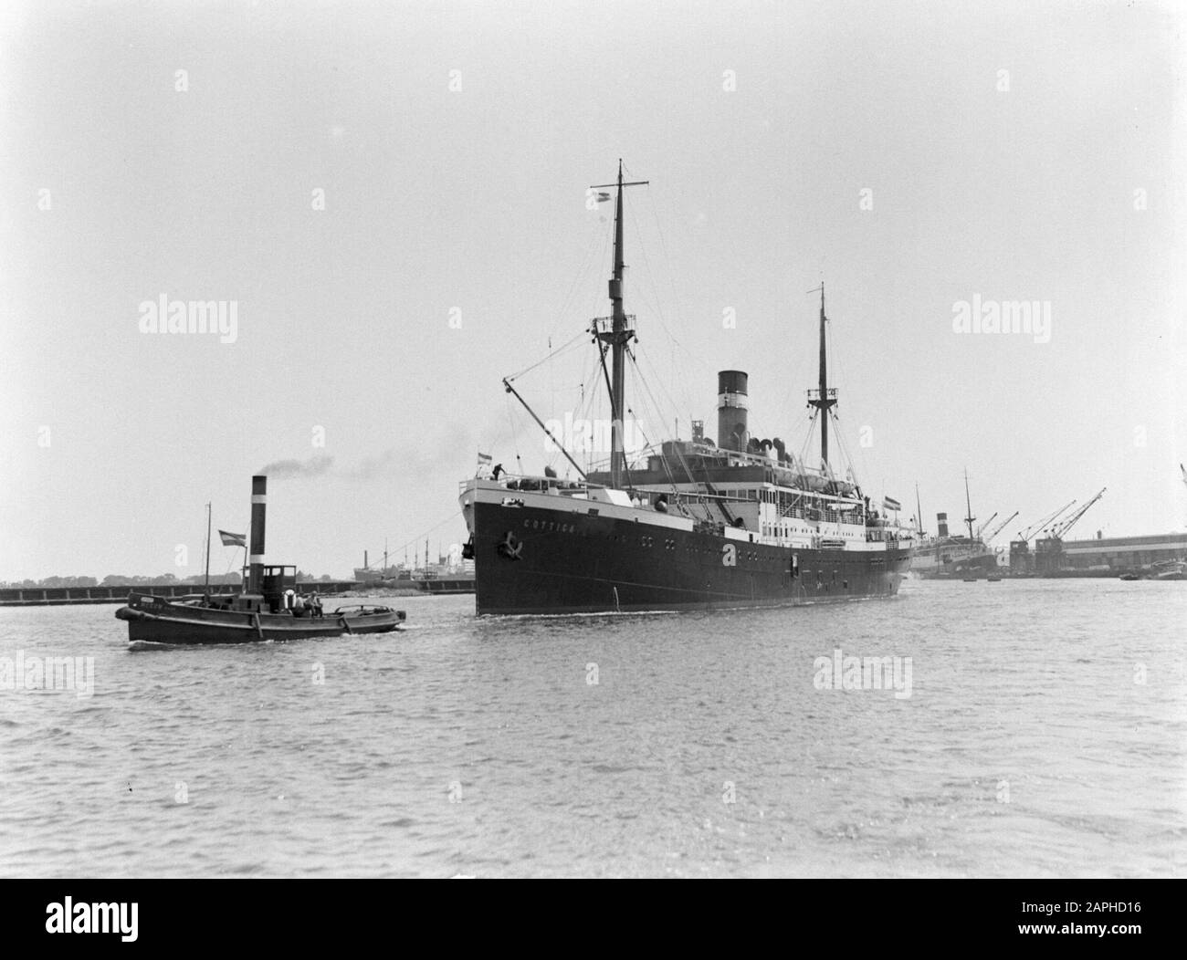 Mme Colombie Description: Le port d'Amsterdam avec le MS Cotica avec un remorqueur côté port Date: 1934 lieu: Amsterdam, Noord-Holland mots clés: Ports, navires, remorqueurs Nom de l'institution: Colombie Banque D'Images
