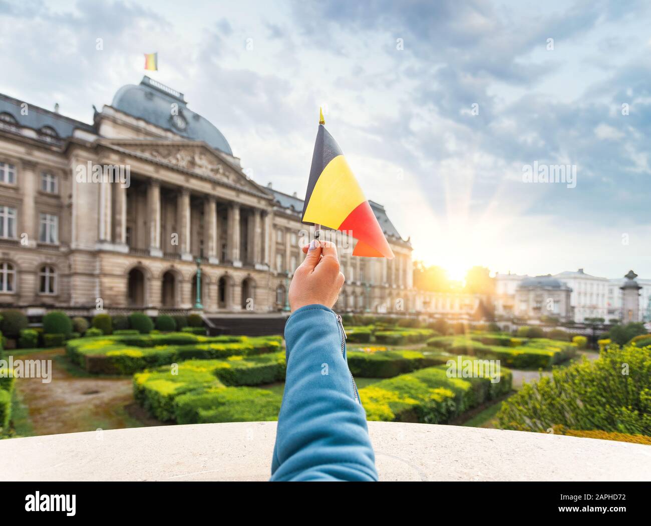 Femme tenant le drapeau belge dans le fond du palais royal de Bruxelles Banque D'Images