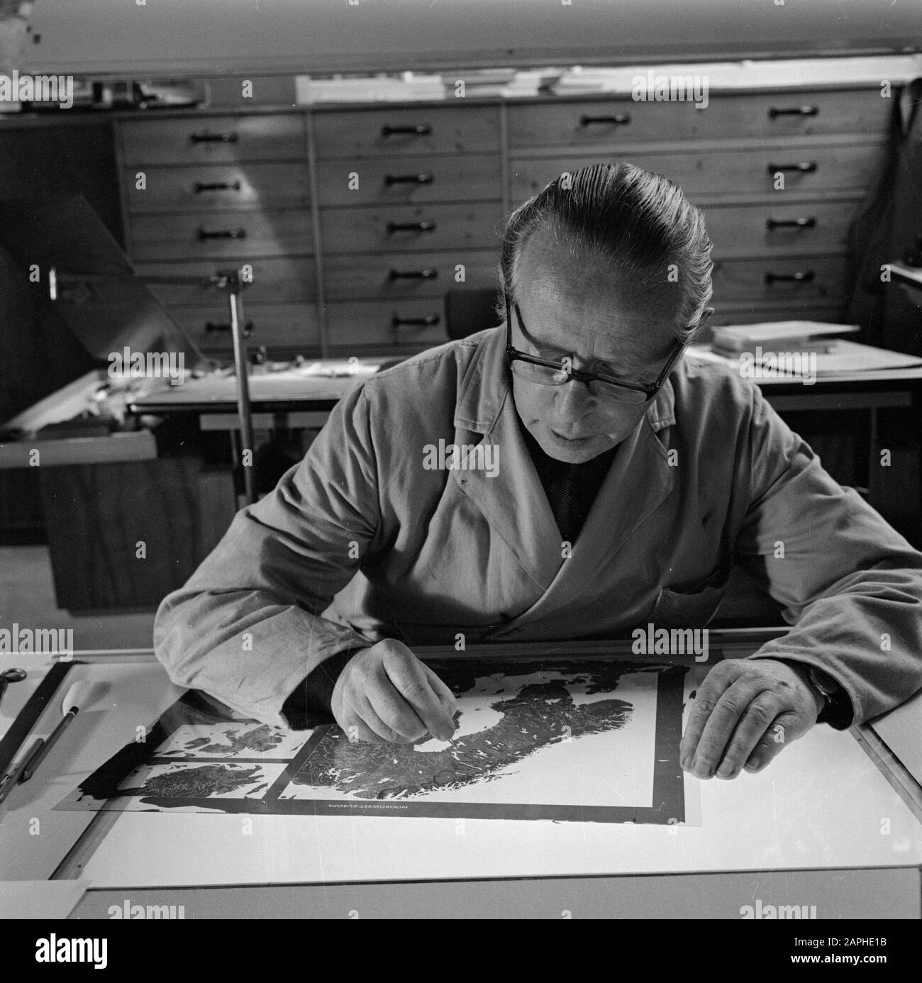 Reportage Éditeur Wolters, Groningue Description: M. Faber prépare le document imprimé Date: Août 1965 lieu: Groningue (ville) mots clés: Bureaux, imprimeurs, cartes, éditeurs Nom personnel: Faber, [...] Nom de l'institution: J B. Wolters Banque D'Images