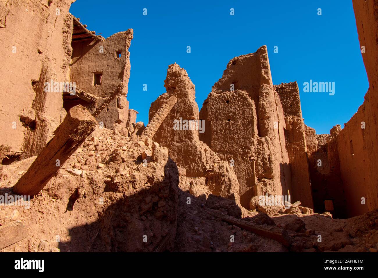 Ruines de la maison en briques de boue dans le désert, Tinghir, Maroc Banque D'Images