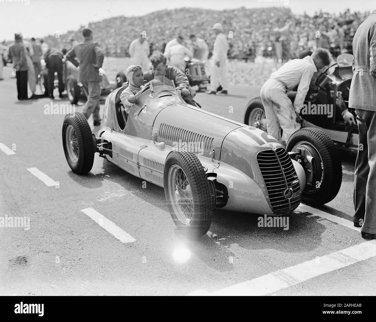 Les autorisations dans Zandvoort. Sur le front, le prince Bira de Siam commence par son Maserati. Il remportera plus tard le concours Date: 7 août 1948 lieu: Noord-Holland, Zandvoort mots clés: Voitures, sport Nom De La Personne: BIRA prince, Maserati Banque D'Images