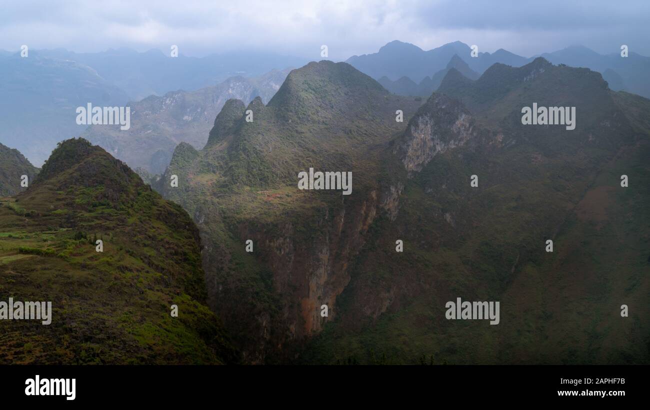 Vue sur la montagne près du point de vue Ma Pi Leng à Ha Giang, au Vietnam, tandis que le soleil traverse des nuages. Boucle moto populaire pour des points de vue étonnants. Banque D'Images