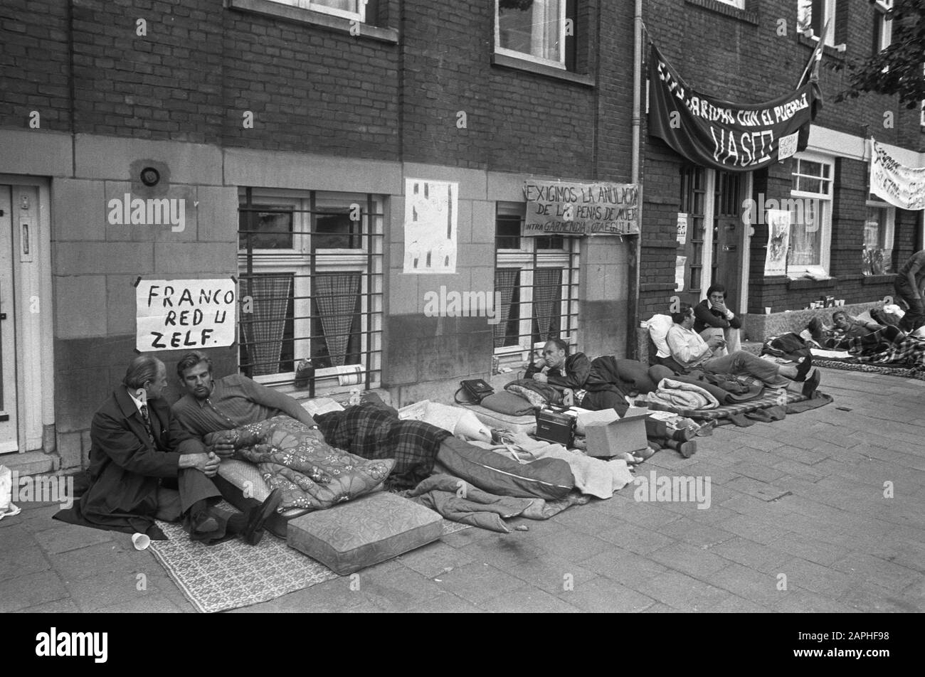 Grève de la faim des travailleurs immigrés espagnols devant le consulat espagnol d'Amsterdam concernant une peine de mort en Espagne environ deux Basques Description: Les grévistes de la faim protestent avec des slogans anti Franco dans des lieux de sommeil faits maison pour le consulat Date: 2 septembre 1975 lieu: Amsterdam, Noord-Holland mots: Travailleurs étrangers, consulats, grèves de la faim, dormir, bannières Nom personnel: Franco Banque D'Images