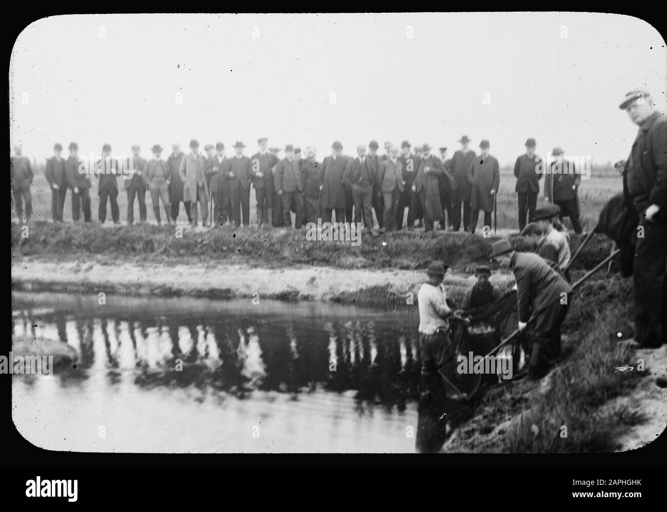 Étang de pêche Date: Non daté mots clés: Pêche en eau douce Nom personnel: Carpe Banque D'Images