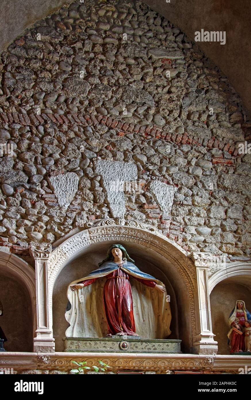 Église catholique Sainte Marie Madeleine, 15 siècle, mur de pierre, statues, niches archies, ancien bâtiment religieux, Perouges, France, vertical Banque D'Images