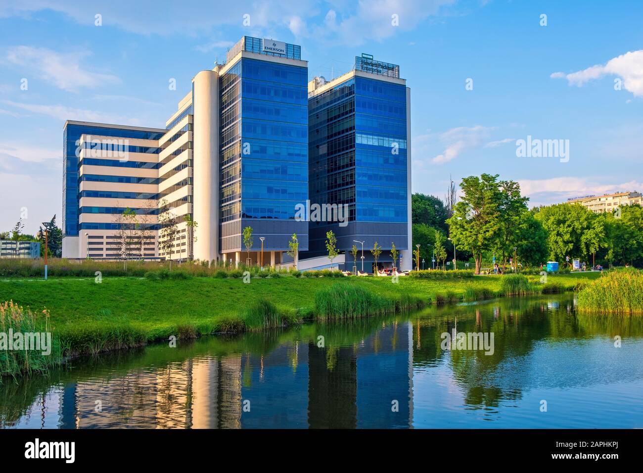 Varsovie, Mazovia / Pologne - 2019/06/06: Vue panoramique sur le centre de bureaux du centre d'affaires de l'Université de la rue Szturmowa dans le quartier Sluzew de Varsovie Banque D'Images