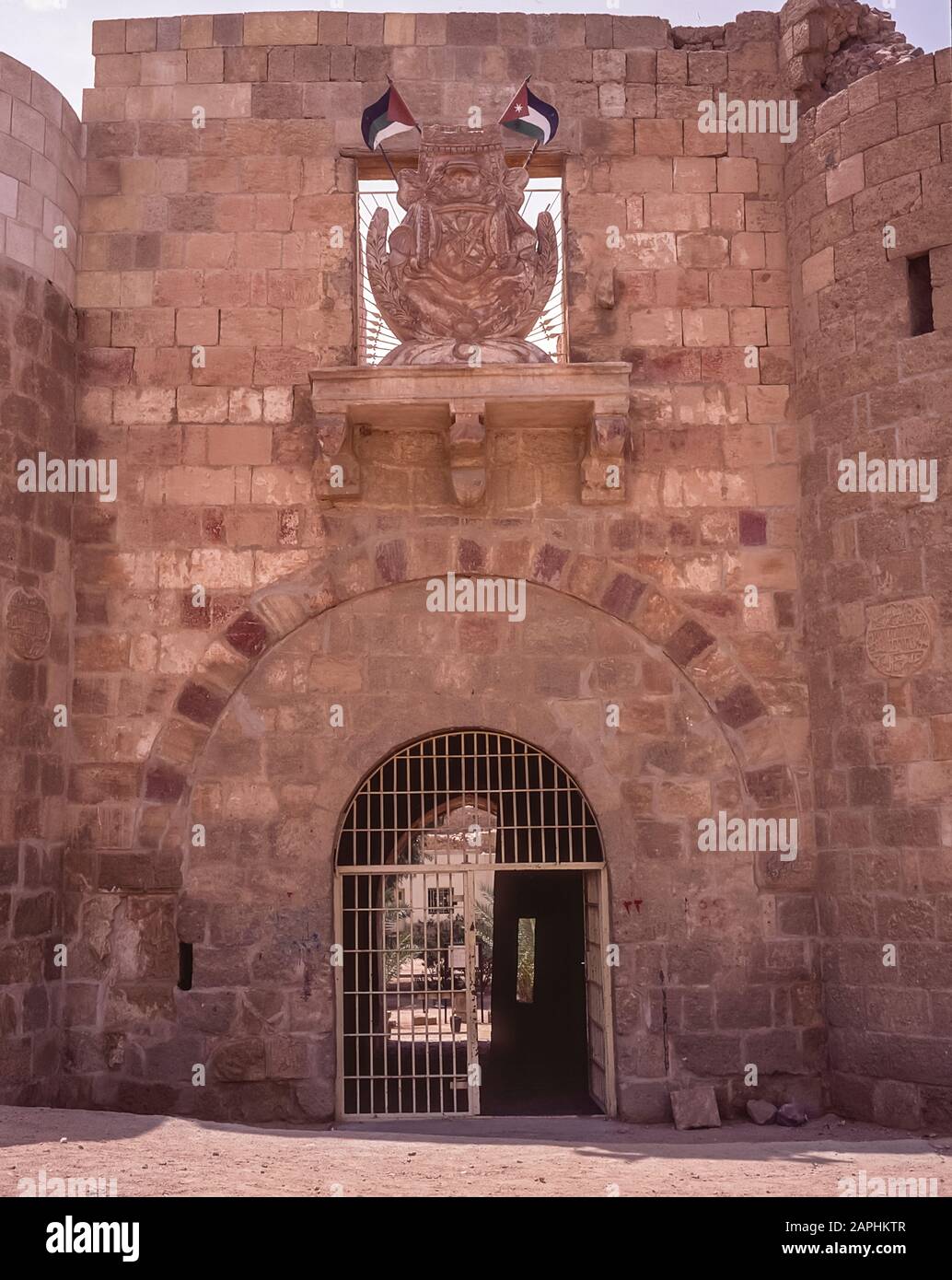 Le Royaume hachémite de Jordanie au Moyen-Orient comme en 1998. Jordanie. La cour hachémite d'armes à l'entrée des ruines de la forteresse d'Aqaba au port de la mer Rouge d'Aqaba était initialement gardée par des soldats turcs de l'Empire ottoman, puis renversée par les tribus arabes pendant la première Guerre mondiale dirigée par T.E.Lawrence mieux connu sous le nom de Lawrence De l'Arabie. Banque D'Images