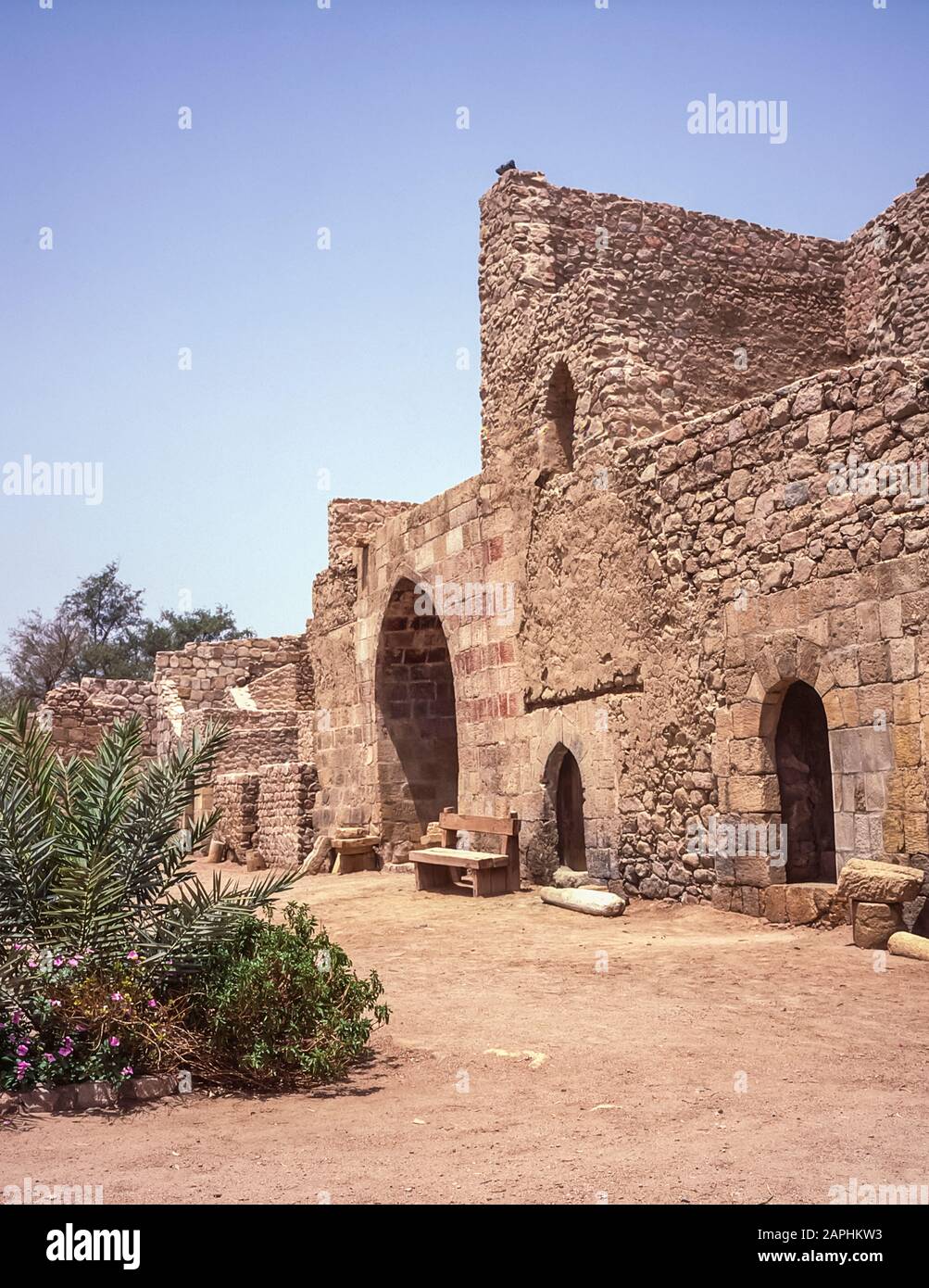 Le Royaume hachémite de Jordanie au Moyen-Orient comme en 1998. Jordanie. La cour intérieure des ruines de la forteresse d'Aqaba au port de la mer Rouge d'Aqaba était initialement gardée par les soldats turcs de l'Empire ottoman, puis renversée par les tribus arabes pendant la première Guerre mondiale dirigée par T.E.Lawrence mieux connu sous le nom de Lawrence d'Arabie. Banque D'Images