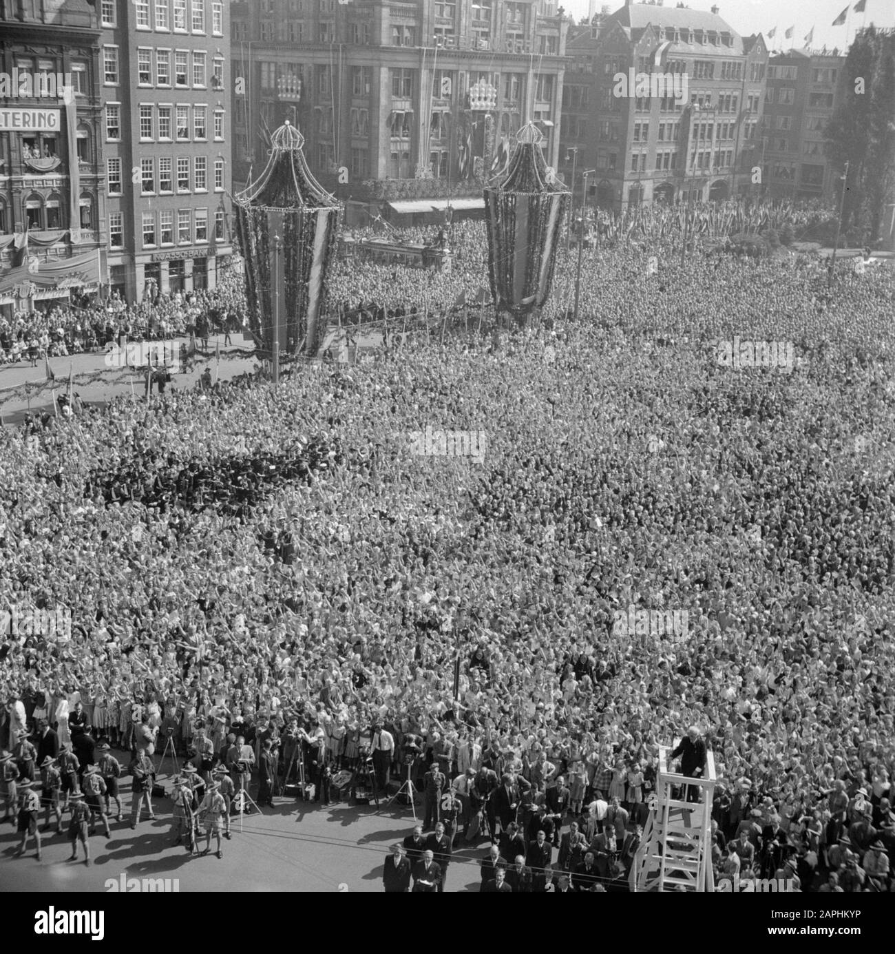 Cinquante ans jubilé du gouvernement de la Reine Wilhelmina Description: La famille royale sur le palais balcon, à l'écoute d'une aubade sur de Dam par 19000 chanteurs, chanteurs et écoliers dirigés par le chef Fred J. Roeske Date: 31 août 1948 lieu: Amsterdam, Noord-Holland mots clés: Chefs d'orchestre, photographes, anniversaires, maison royale, chorales, scouts, carrés Nom personnel: Roeske, F.J. Banque D'Images