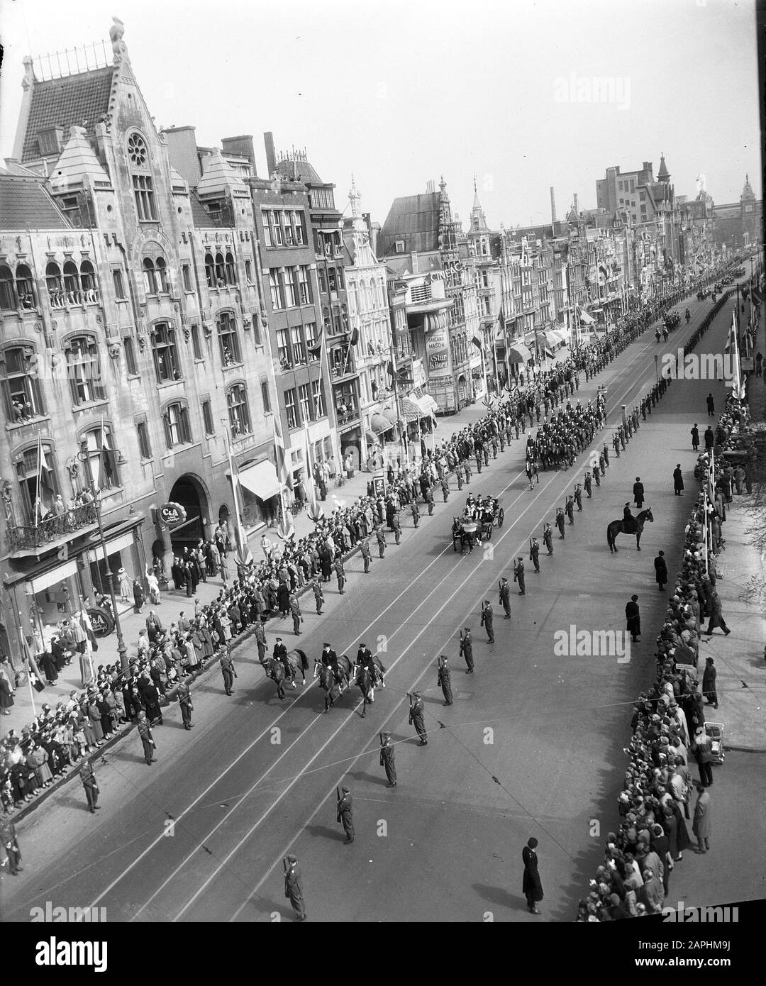 Visitez Swedish King's pair Amsterdam, premier jour, trépied Date: 26 avril 1955 lieu: Amsterdam, Noord-Holland mots clés: Visites, couples royaux Banque D'Images