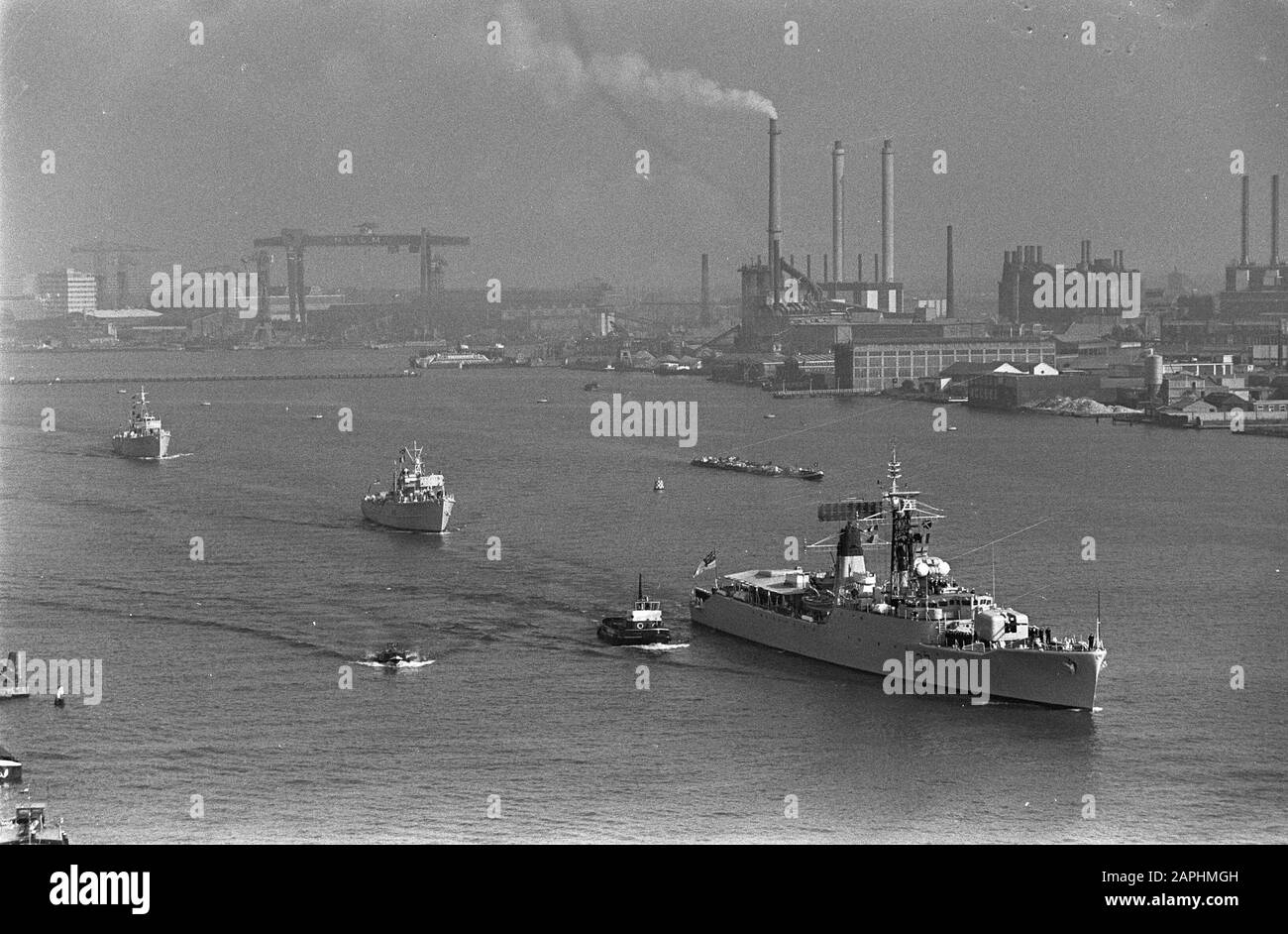 Escadron de la Marine britannique dans le port d'Amsterdam Description: Les balayeuses de la mine côtière naviguent dans l'IJ Date: 11 septembre 1968 lieu: Amsterdam, Noord-Holland mots clés: Ports, tirs aériens, traverses Banque D'Images