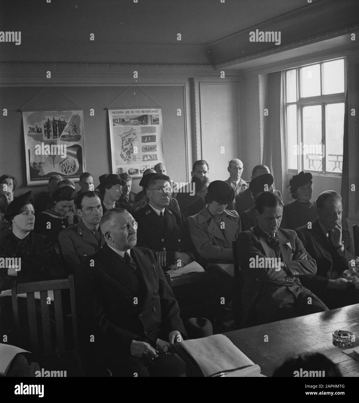 HIE [Holland in England]/Annefo London series Description: Membres de l'inspection temporaire du film néerlandais pendant leur installation Date: 3 avril 1944 lieu: Grande-Bretagne mots clés: Commissions, films, portraits de groupe, installations, seconde Guerre mondiale Banque D'Images